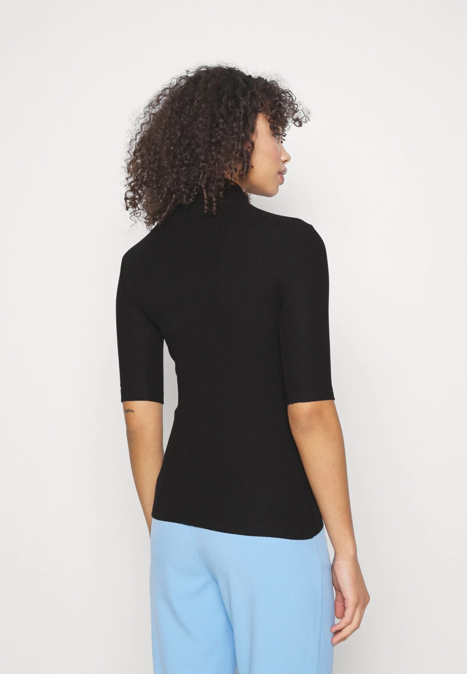 Slim Turtleneck Half Sleeves - T-Shirt Basic - Black 5 Slim Turtleneck Half Sleeves - T-Shirt Basic - Black - Afbeelding 3